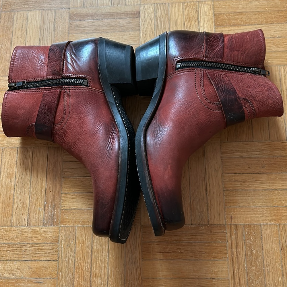 Frye - Picture 2 of 16